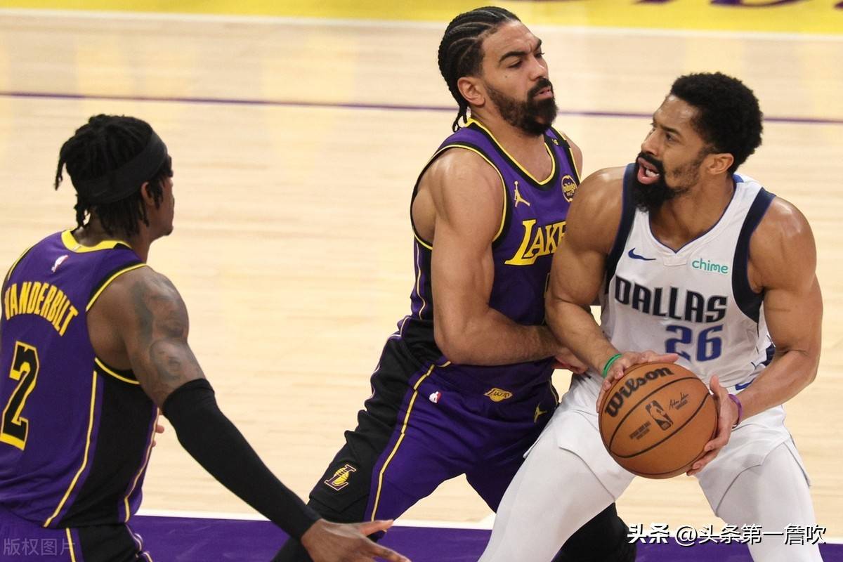 关于湖人B队力克独行侠，布克统治全场的信息