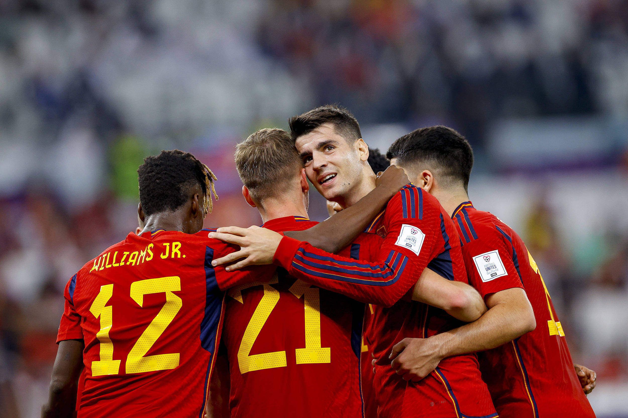 包含莱比锡红牛完胜法国，加维统治全场的词条