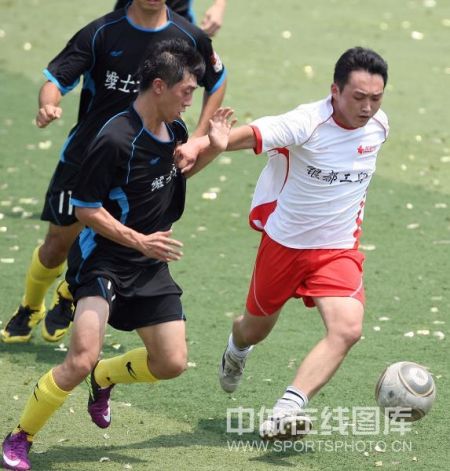 争夺冠军的两队再度展开激烈对抗 争夺冠军的两队再度展开激烈对抗