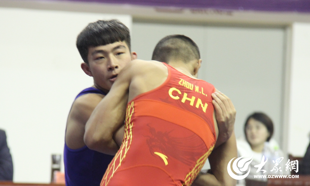 争夺冠军的两队再度展开激烈对抗 争夺冠军的两队再度展开激烈对抗