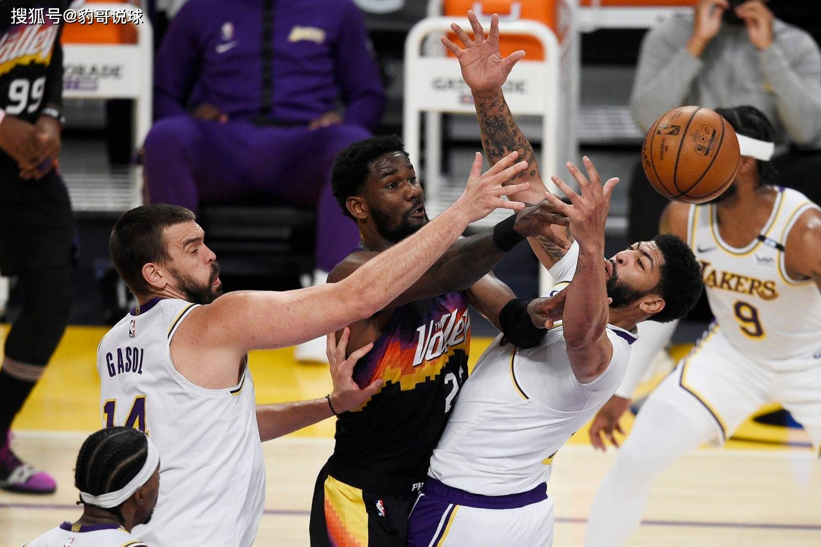 开云下载-包含湖人击败太阳，兰斯·史蒂芬森积储盈利的词条