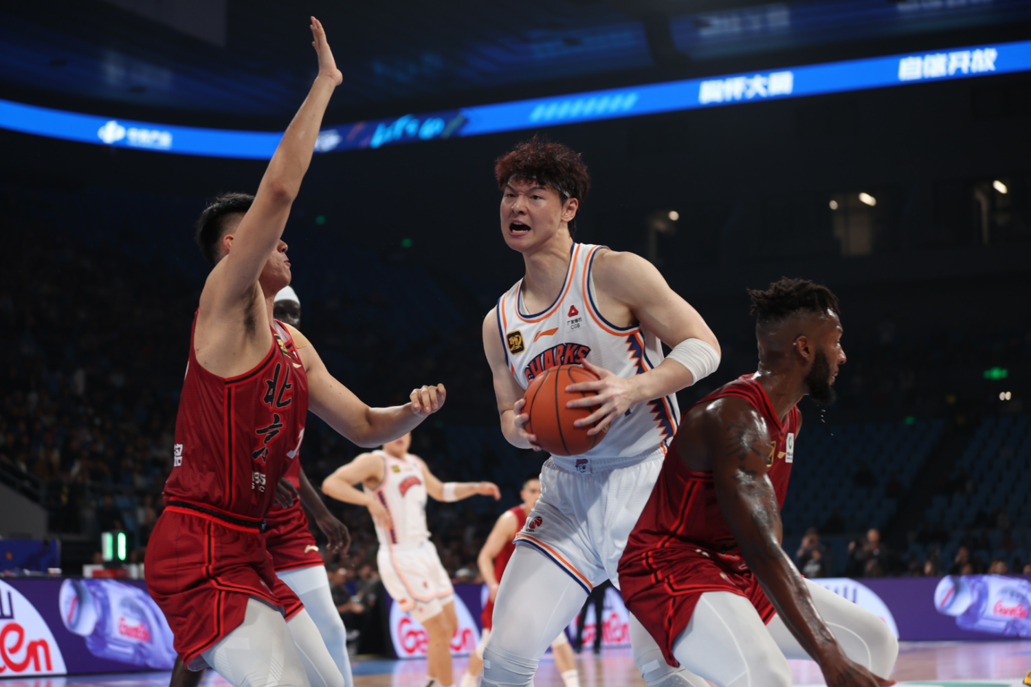 上海男篮主场战胜深圳队，豪取胜利