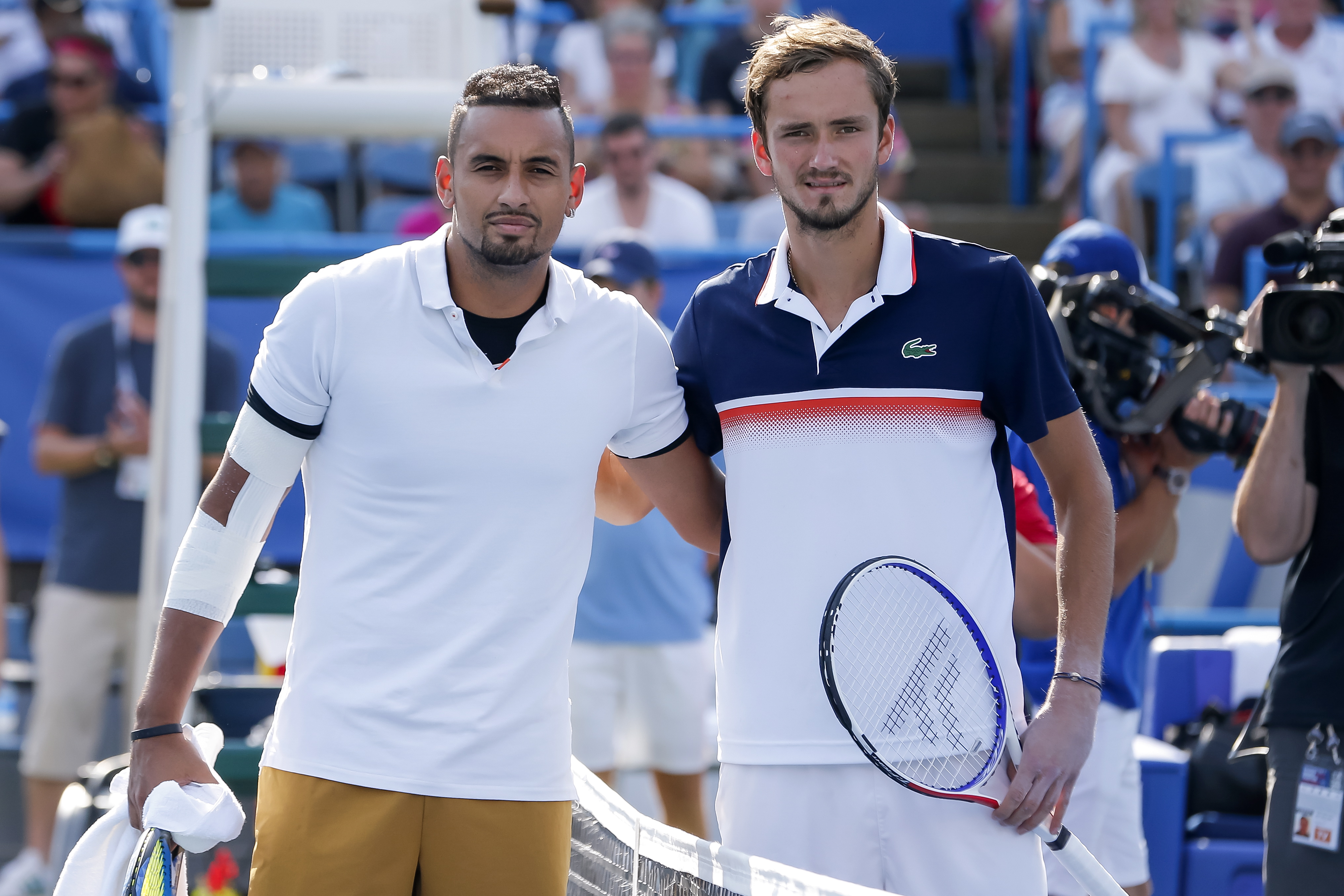 包含英国网球队完胜意大利网球队，克耶高斯关键制胜的词条