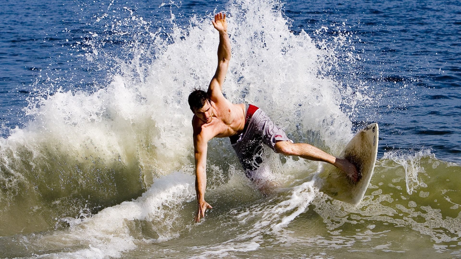 奥运周期关键战焦点战，新疆队粉碎雄鹿，诠释团队篮球的力量